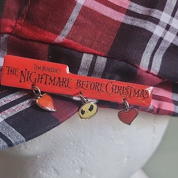 Disney Cap With Nightmare Before Christmas Pin - Picture 2 of 8